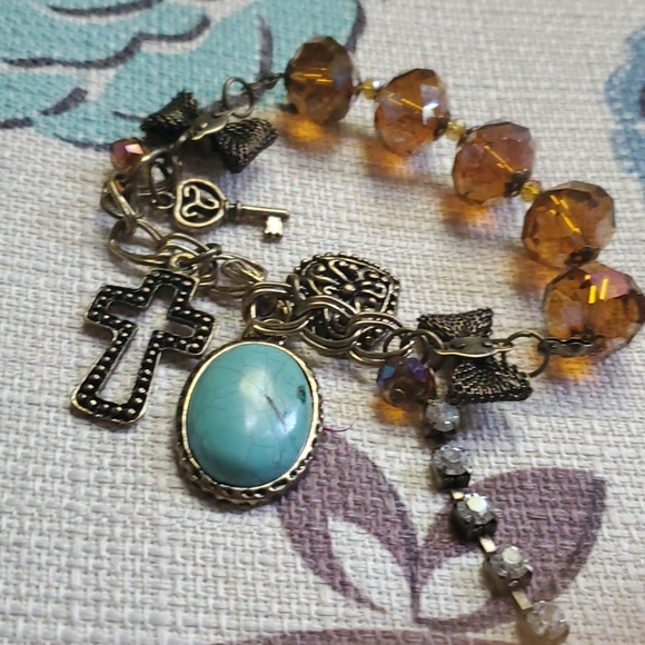 Women's Beautiful Bracelet - Picture 2 of 5